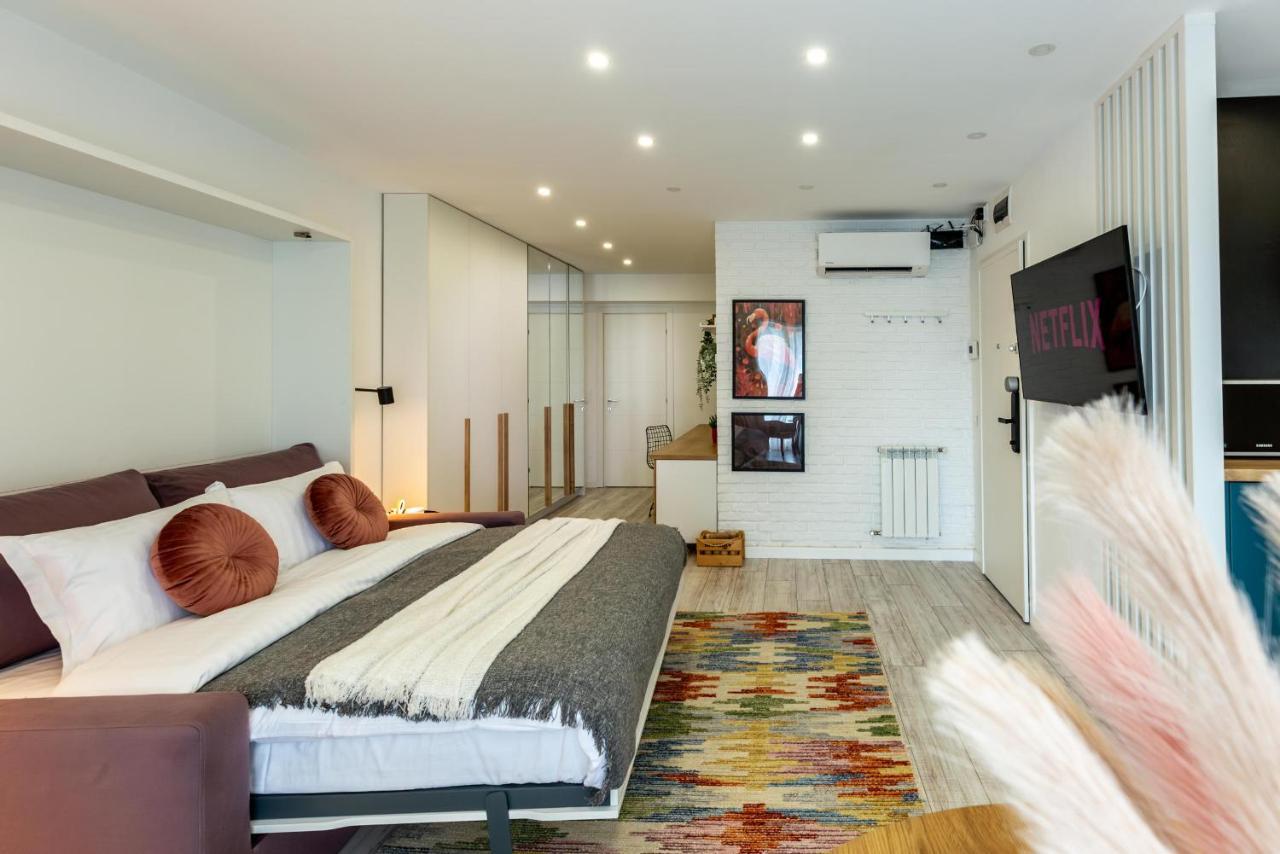 Ultracentral Studio: Explore The In Style Apartment *